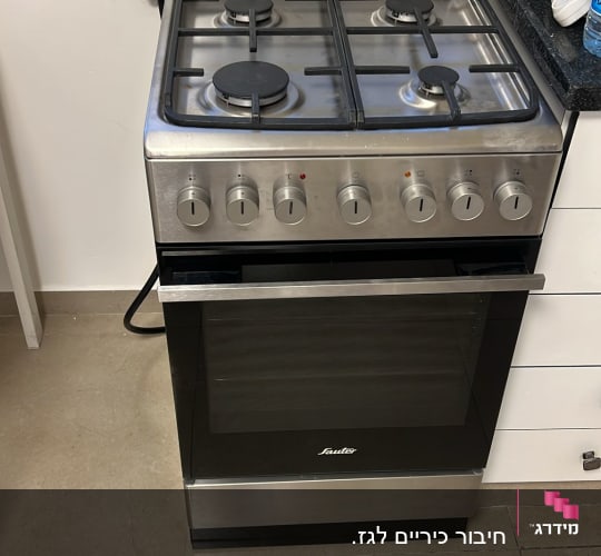תנור גז עם כיריים במטבח
